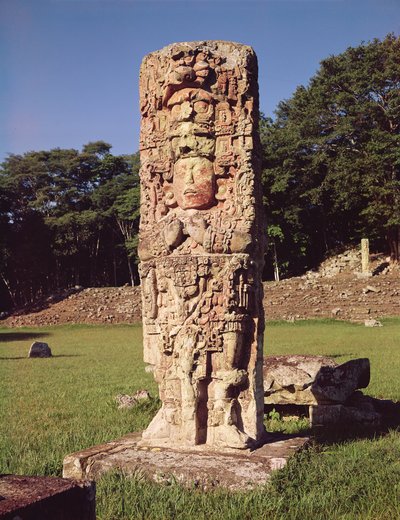 Stele del re nella Grand Plaza da Mayan